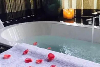 深圳福田水疗池中的失重冥想：当身体学会漂浮